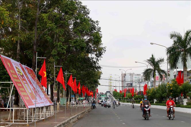 Trong ảnh: Cờ hoa,biểu ngữ tuyên truyền trên đường Phan Ngọc Hiển, thành phố Cà Mau. Ảnh:Kim Há-TTXVN 