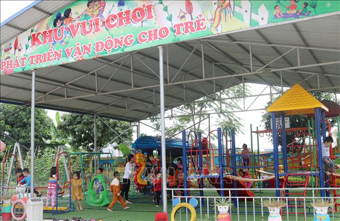 Trong ảnh: Khu vui chơi, vận động của học sinh trường Mầm non Lương Châu mới được đầu tư xây dựng. Ảnh: Hoàng Nguyên - TTXVN