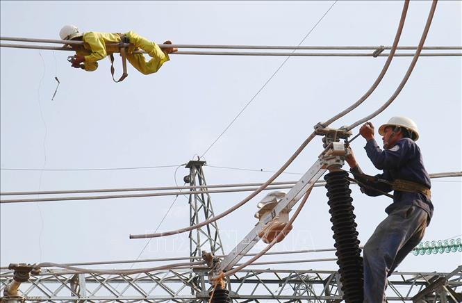 Trong ảnh: Lắp đặt thiết bị xuất tuyến đường dây 220 kV Sê San 4 - Pleiku (5/2009). Ảnh: Ngọc Hà - TTXVN