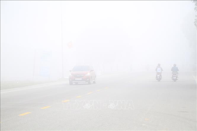 Trong ảnh: Sương mù dày đặc trên tuyến Quốc lộ 281, đoạn qua xã Mai Phụ, huyện Lộc Hà, tỉnh Hà Tĩnh. Ảnh: Phan Quân – TTXVN
