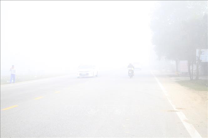 Trong ảnh: Sương mù dày đặc trên tuyến Quốc lộ 281, đoạn qua xã Mai Phụ, huyện Lộc Hà, tỉnh Hà Tĩnh. Ảnh: Phan Quân – TTXVN
