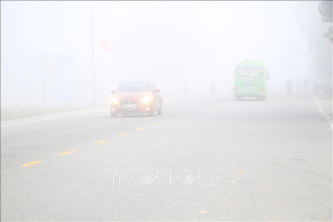 Trong ảnh: Sương mù dày đặc trên tuyến Quốc lộ 281, đoạn qua xã Mai Phụ, huyện Lộc Hà, tỉnh Hà Tĩnh. Ảnh: Phan Quân – TTXVN