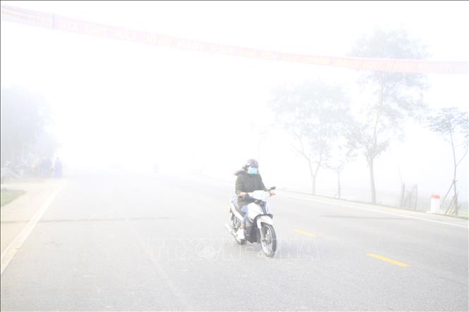 Trong ảnh: Sương mù dày đặc trên tuyến Quốc lộ 281, đoạn qua xã Mai Phụ, huyện Lộc Hà, tỉnh Hà Tĩnh. Ảnh: Phan Quân – TTXVN
