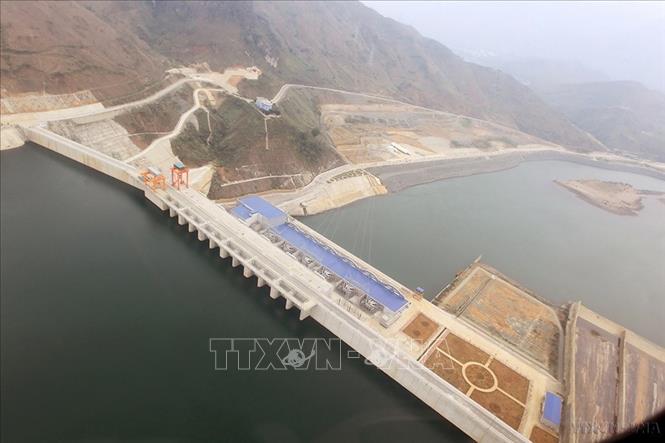 Trong ảnh: Nhà máy thủy điện Sơn La gồm 6 tổ máy, tổng công suất 2.400 MW được khánh thành cuối tháng 12/2012, là công trình thủy điện lớn nhất Đông Nam Á do Việt Nam tự thiết kế, thi công. Ảnh: Đức Tám – TTXVN