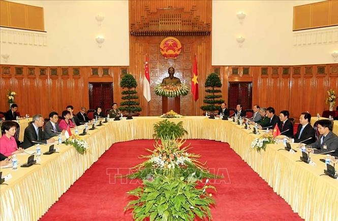 Trong ảnh: Từ ngày 11 - 13/9/2013, Thủ tướng Singapore Lý Hiển Long thăm chính thức Việt Nam. Tại buổi hội đàm ngày 11/9, Thủ tướng Nguyễn Tấn Dũng và Thủ tướng Lý Hiển Long tuyên bố nâng cấp quan hệ song phương lên Đối tác chiến lược. Ảnh: Đức Tám – TTXVN


