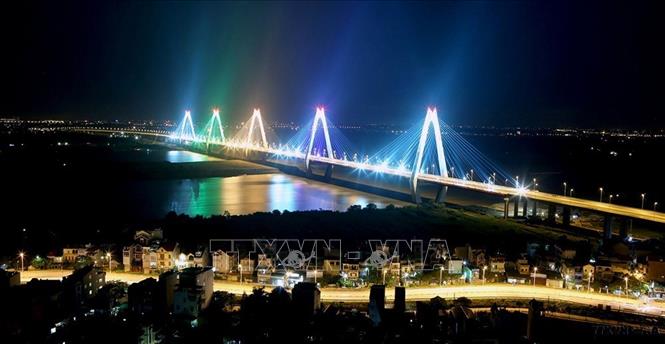 Trong ảnh: Cầu Nhật Tân - cây cầu dây văng dài nhất bắc qua sông Hồng, khánh thành ngày 4/1/2015, trở thành biểu tượng mới của Thủ đô Hà Nội với 5 nhịp tháp tượng trưng cho 5 cửa ô của Hà Nội. Ảnh: Huy Hùng – TTXVN