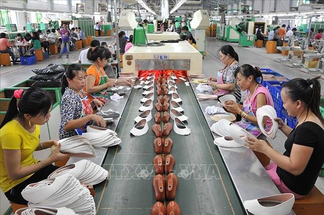 Trong ảnh: Sản xuất giày da xuất khẩu tại Công ty TNHH Giày da Mỹ Phong (100% vốn Đài Loan, Trung Quốc), năm 2015. Ảnh: An Hiếu - TTXVN