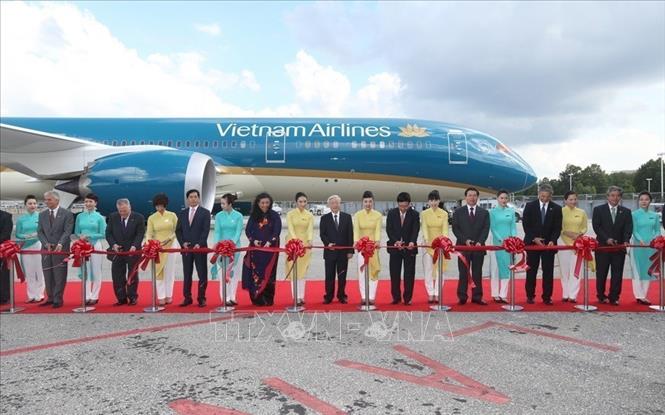 Trong ảnh: Tổng Bí thư Nguyễn Phú Trọng dự Lễ cắt băng khánh thành và trao chìa khóa bàn giao chiếc máy bay thế hệ mới Boeing 787-9 Dreamliner giữa Tập đoàn Boeing và Vietnam Airlines, tại sân bay Ronald Reagan ở Thủ đô Washington D.C, ngày 6/7/2015, trong chuyến thăm chính thức Hoa Kỳ từ ngày 6 - 10/7/2015. Ảnh: Trí Dũng – TTXVN