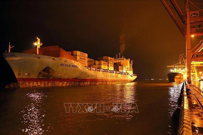 Trong ảnh: Ngày 11/4/2015, Cảng Hải Phòng đón tàu Nicolai Maersk của hãng Maersk Line dài 198,6 mét, trọng tải 35.000 tấn, sức chứa khoảng 1.600 container, là tàu container lớn nhất từ trước đến nay từng đến cảng Hải Phòng. Ảnh: TTXVN phát
