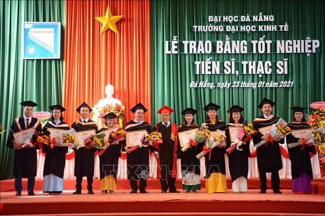 Trong ảnh: Trường Đại học Kinh tế - Đại học Đà Nẵng khen thưởng 10 tân thạc sĩ có thành tích tốt trong học tập và nghiên cứu. Ảnh: Văn Dũng - TTXVN
