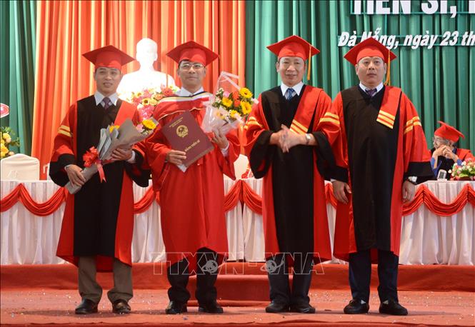 Trong ảnh: Trường Đại học Kinh tế - Đại học Đà Nẵng trao Bằng cho tân tiến sĩ. Ảnh: Văn Dũng - TTXVN