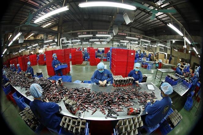 Tổng kim ngạch xuất, nhập khẩu hàng hoá tăng 1,7 lần. Cơ cấu xuất, nhập khẩu chuyển dịch theo hướng giảm xuất khẩu thô, tăng xuất khẩu sản phẩm chế biến, công nghiệp. Trong ảnh: Từ khi Hiệp định EVFTA có hiệu lực tháng 8/2020, kim ngạch xuất khẩu của Công ty Cổ phần Cà phê hòa tan Trung Nguyên (KCN Việt Yên, Bắc Giang) tăng mạnh, đặc biệt nhiều mặt hàng nông sản, thủy sản quan trọng như tôm, trái cây, cà phê...Ảnh: Danh Lam - TTXVN
