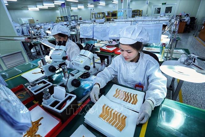 Từng bước ứng dụng mạnh mẽ khoa học, công nghệ và đổi mới sáng tạo. Công nghiệp chế biến, chế tạo chiếm tỉ trọng ngày càng cao. Trong ảnh: Sản xuất bảng mạch điện tử tại Công ty TNHH Synopex Vina2, vốn đầu tư của Hàn Quốc tại Khu công nghiệp Yên Phong (Bắc Ninh). Ảnh: Danh Lam – TTXVN
