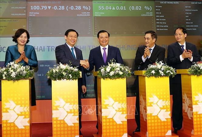 Quy mô thị trường chứng khoán (TTCK) không ngừng tăng trưởng; hệ thống giao dịch, thanh toán hoạt động an toàn và hiện đại. TTCK từng bước hội nhập sâu rộng vào thị trường vốn khu vực và toàn cầu. Trong ảnh: Bộ Tài chính tổ chức Lễ khai trương Thị trường chứng khoán phái sinh, ngày 10/8/2017, tại Sở Giao dịch Chứng khoán Hà Nội. Ảnh: Phạm Hậu - TTXVN
