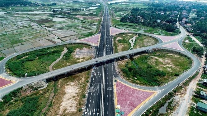 Tuyến đường cao tốc Hạ Long - Hải Phòng dài 24,6 km được hoàn thành và đưa vào sử dụng đã rút ngắn quãng đường từ Hạ Long đi Hà Nội từ 180 km xuống còn 130 km; từ Hạ Long đi Hải Phòng chỉ còn 25 km thay vì 75 km như trước đây. Ảnh: Trung Nguyên – TTXVN 
