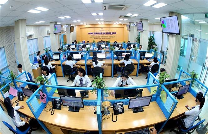Trong ảnh: Trung tâm Chăm sóc khách hàng của Tập đoàn Điện lực Việt Nam - nơi tiếp nhận thông tin và hướng dẫn khách hàng sử dụng các dịch vụ trực tuyến của ngành điện. Ảnh: Ngọc Hà – TTXVN

