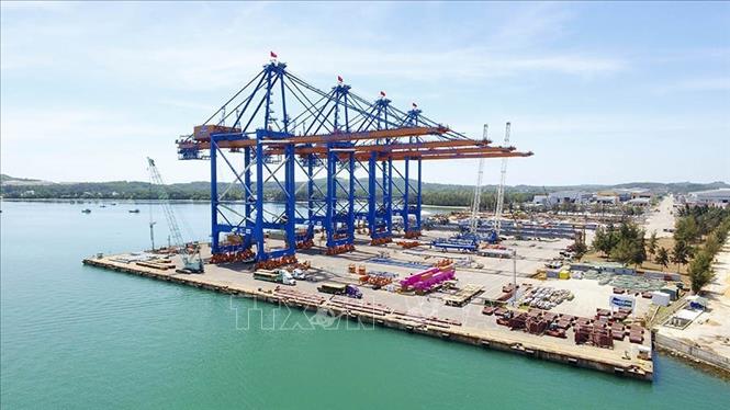 Hạ tầng khu kinh tế, khu công nghiệp, cụm công nghiệp được phát triển, góp phần thu hút các nhà đầu tư trong và ngoài nước, phát triển sản xuất công nghiệp. Trong ảnh: Cảng xuất sản phẩm của Công ty TNHH Công nghiệp nặng Doosan Việt Nam trong Khu kinh tế Dung Quất (Quảng Ngãi). Ảnh: Lê Ngọc Phước - TTXVN
