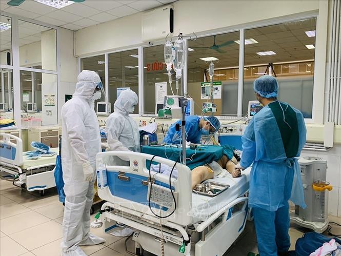 Với sự chỉ đạo, điều hành quyết liệt của Chính phủ, sự đồng lòng, quyết tâm của cả hệ thống chính trị và người dân, trải qua 3 đợt phòng, chống dịch COVID-19, Việt Nam cơ bản kiểm soát được đại dịch này, được cộng đồng quốc tế ghi nhận, đánh giá cao. Trong ảnh: Bệnh viện Bệnh nhiệt đới Trung ương cơ sở 2 (Đông Anh, Hà Nội) là cơ sở tuyến đầu điều trị hiệu quả bệnh nhân COVID-19 với số lượng khỏi bệnh nhiều nhất cả nước. Ảnh: TTXVN 

