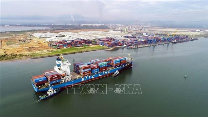 Trong ảnh: Tàu 22.000 tấn vào bốc xếp hàng hóa tại cảng Chu Lai (Quảng Nam) - cảng nước sâu có hệ thống logistics đồng bộ, là cảng sông có quy mô lớn nhất tại miền Trung. Ảnh: Danh Lam – TTXVN

