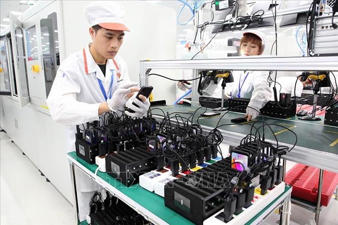 Cơ cấu công nghiệp dịch chuyển đúng hướng và tích cực. Đã hình thành được một số ngành công nghiệp có quy mô lớn, có khả năng cạnh tranh và vị trí vững chắc trên thị trường. Một số doanh nghiệp công nghiệp trong nước có năng lực cạnh tranh tốt. Trong ảnh: Sản xuất điện thoại thông minh giá rẻ tại Nhà máy sản xuất thiết bị điện tử thông minh của VinSmart (Tập đoàn Vingroup) trong Khu công nghệ cao Hòa Lạc (Hà Nội). Ảnh: Anh Tuấn - TTXVN

