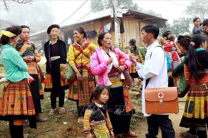 Hệ thống chính sách dân tộc được hoàn thiện, đầy đủ hơn, bao phủ toàn diện các lĩnh vực. 
Đời sống vật chất và tinh thần của đồng bào các dân tộc thiểu số vùng sâu, vùng xa, vùng khó khăn được cải thiện. Trong ảnh: Nhân viên y tế tuyên truyền phòng bệnh cho người dân xã Làng Chếu, huyện Bắc Yên, tỉnh Sơn La. Ảnh: Dương Ngọc – TTXVN