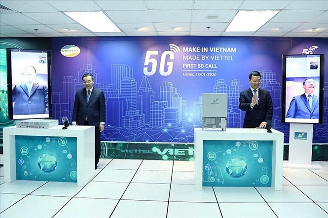 Một số doanh nghiệp viễn thông và công nghệ thông tin Việt Nam đã phát triển vượt bậc. Trong ảnh: Ngày 17/1/2020, tại Hà Nội, Bộ trưởng TT&TT Nguyễn Mạnh Hùng và Bộ trưởng KH&CN Chu Ngọc Anh thực hiện cuộc gọi video đầu tiên sử dụng đường truyền dẫn dữ liệu kết nối 5G trên thiết bị thu phát sóng gNodeB do Viettel nghiên cứu và sản xuất. Ảnh: TTXVN phát

