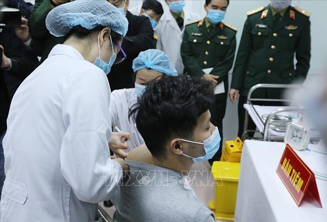 Việt Nam đã sản xuất được 11/12 loại vaccine sử dụng trong Chương trình tiêm chủng mở rộng quốc gia và nhiều loại thuốc đòi hỏi công nghệ cao. Trong ảnh: Ngày 17/12/2020, mũi tiêm vaccine Nano Covax ngừa COVID-19 đầu tiên trên người tình nguyện tại Việt Nam được thực hiện, là bước tiến đáng ghi nhận trong hành trình sản xuất vaccine ngừa COVID-19, mở ra kỳ vọng về một loại vaccine mang thương hiệu 