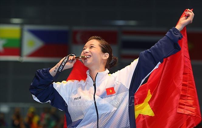Thể dục, thể thao được đầu tư, phát triển và đạt nhiều thành tích nổi bật, đặc biệt là thể thao thành tích cao. Trong ảnh: Với nhiều thành tích xuất sắc mang lại vinh quang cho thể thao Việt Nam: HCV vô địch thế giới ở Malaysia, HCV ASIAD 17 ở Hàn Quốc, 2 HCV ở SEA Games 29 – Malaysia 2017 và nhiều huy chương các loại khác..., VĐV Wushu Dương Thúy Vi được vinh danh trong 10 Công dân Thủ đô ưu tú 2017. Ảnh: Quốc Khánh - TTXVN

