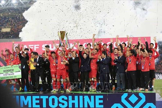 Thể dục, thể thao được đầu tư, phát triển và đạt nhiều thành tích nổi bật, đặc biệt là thể thao thành tích cao. Trong ảnh: Thủ tướng Nguyễn Xuân Phúc trao cúp vô địch Giải bóng đá Đông Nam Á năm 2018 (AFF Suzuki Cup 2018) cho đội tuyển Việt Nam. Ảnh: Trọng Đạt - TTXVN
