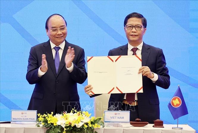 Mạng lưới các mối quan hệ đối tác chiến lược và đối tác toàn diện tiếp tục được củng cố và mở rộng; quan hệ với các nước từng bước đi vào chiều sâu, đan xen lợi ích được tăng cường; thúc đẩy ký kết và thực hiện nhiều hiệp định thương mại tự do thế hệ mới. Trong ảnh: Thủ tướng Nguyễn Xuân Phúc, Chủ tịch ASEAN 2020 chứng kiến Bộ trưởng Công Thương Trần Tuấn Anh ký Hiệp định Đối tác Kinh tế Toàn diện Khu vực (RCEP), ngày 15/11/2020, tại Hà Nội. Ảnh: Thống Nhất – TTXVN

