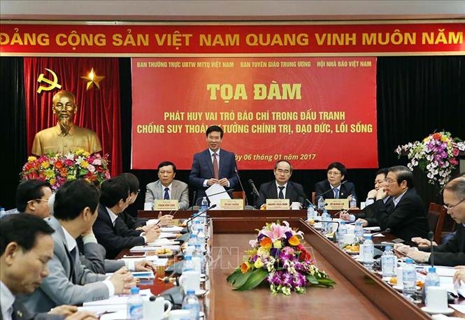 Trong ảnh: Trưởng ban Tuyên giáo Trung ương Võ Văn Thưởng chủ trì Toạ đàm: “Phát huy vai trò báo chí trong đấu tranh chống suy thoái về tư tưởng chính trị, đạo đức, lối sống”, ngày 6/1/2017. Ảnh: Nguyễn Dân - TTXVN
