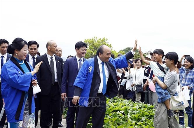 Với chủ trương kiên trì đường lối đối ngoại độc lập, tự chủ, hòa bình, hợp tác và phát triển; đa phương hóa, đa dạng hóa trong quan hệ đối ngoại; chủ động và tích cực hội nhập quốc tế; là bạn, là đối tác tin cậy và thành viên có trách nhiệm của cộng đồng quốc tế. Trong ảnh: Thủ tướng Nguyễn Xuân Phúc gặp gỡ người dân Nhật Bản tại Lễ hội hoa sen Nhật – Việt, ngày 30/6/2019. 
Ảnh: Thống Nhất – TTXVN

