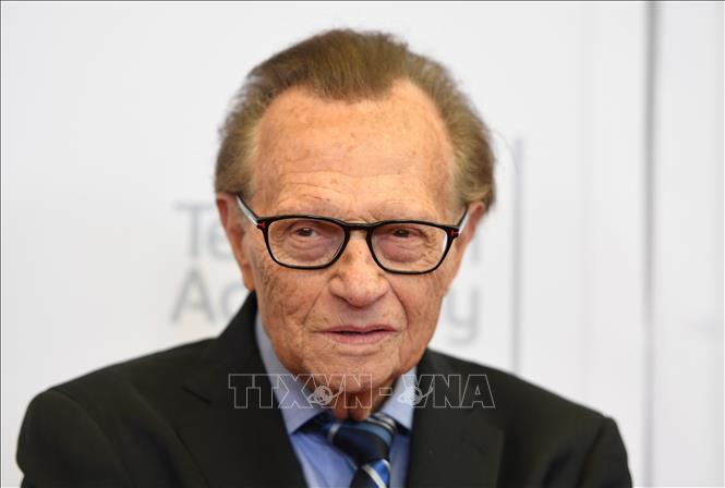 Trong ảnh: Người dẫn chương trình truyền hình nổi tiếng của Mỹ Larry King tại lễ trao giải Emmy lần thứ 68 tại North Hollywood, California, ngày 23/7/2016. Ảnh: AFP/TTXVN