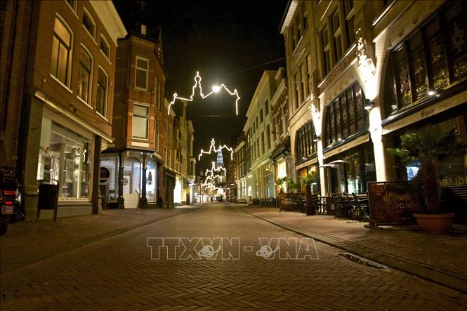 Trong ảnh: Cảnh vắng vẻ trên đường phố tại Haarlem, Hà Lan, ngày 23/1/2021, trong bối cảnh các biện pháp hạn chế do dịch COVID-19 được áp đặt. Ảnh: THX/ TTXVN