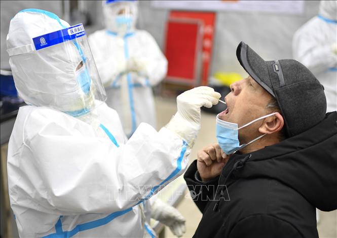 Trong ảnh: Nhân viên y tế lấy mẫu dịch xét nghiệm COVID-19 cho người dân tại tỉnh Cát Lâm, Trung Quốc, ngày 20/1/2021. Ảnh: THX/ TTXVN