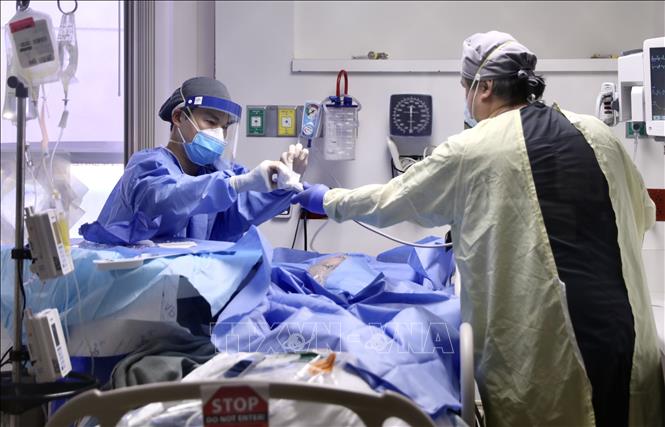Trong ảnh: Nhân viên y tế điều trị cho bệnh nhân COVID-19 tại bệnh viện Beverly ở thành phố Montebello, California, Mỹ, ngày 22/1/2021. Ảnh: THX/ TTXVN