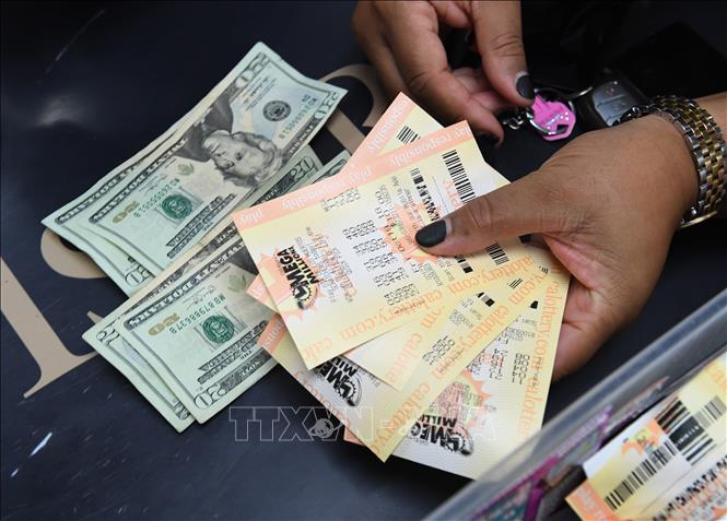 Trong ảnh: Người dân mua vé số Mega Millions tại một cửa hàng ở Torrance, California, Mỹ. Ảnh: AFP/ TTXVN