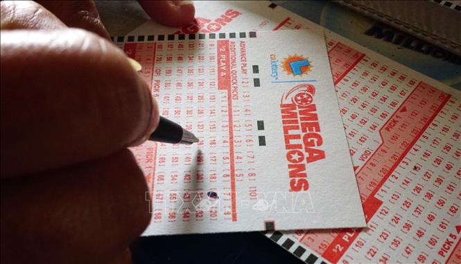 Trong ảnh: Tấm vé số Mega Millions tại Los Angeles, California, Mỹ. Ảnh: AFP/ TTXVN