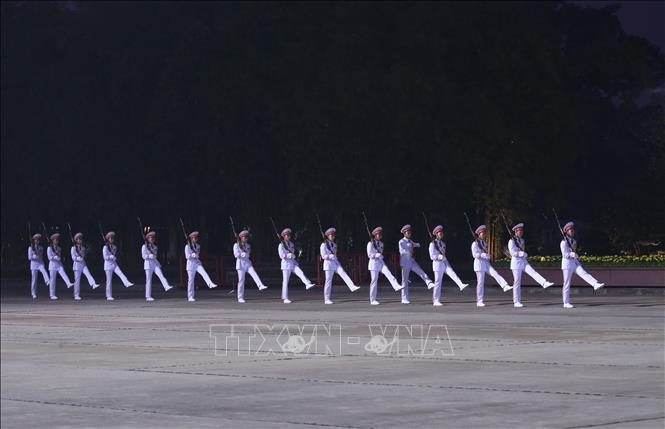 Trong ảnh: Lực lượng tiêu binh triển khai đội hình trên quảng trường Ba Đình, sáng sớm 25/1. Ảnh: Dương Giang - TTXVN