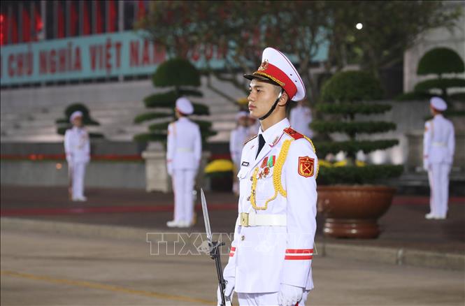 Trong ảnh: Lực lượng tiêu binh triển khai đội hình trên quảng trường Ba Đình, sáng sớm 25/1. Ảnh: Dương Giang - TTXVN