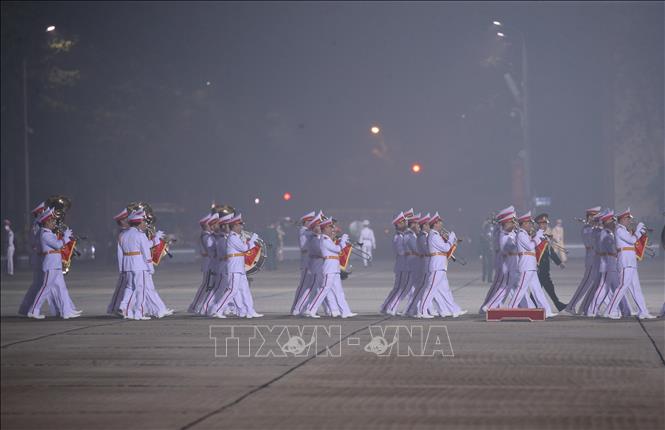 Trong ảnh: Đội nghi lễ triển khai đội hình trên quảng trường Ba Đình, sáng sớm 25/1. Ảnh: Dương Giang - TTXVN