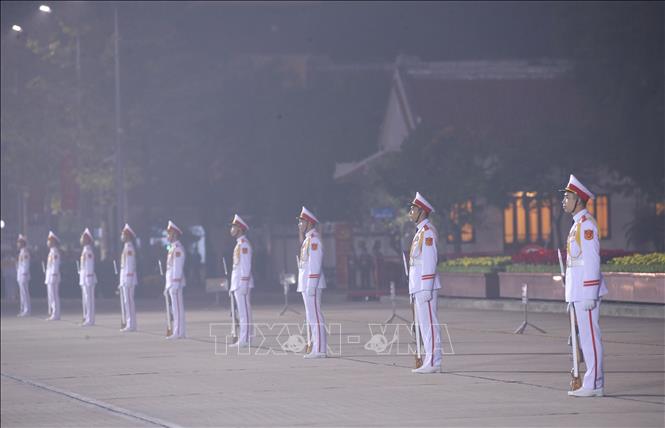 Trong ảnh: Đội nghi lễ triển khai đội hình trên quảng trường Ba Đình, sáng sớm 25/1. Ảnh: Dương Giang - TTXVN

