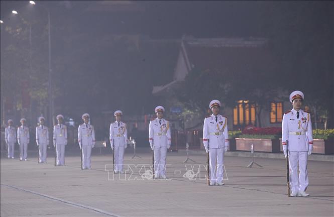 Trong ảnh: Đội nghi lễ triển khai đội hình trên quảng trường Ba Đình, sáng sớm 25/1. Ảnh: Dương Giang - TTXVN

