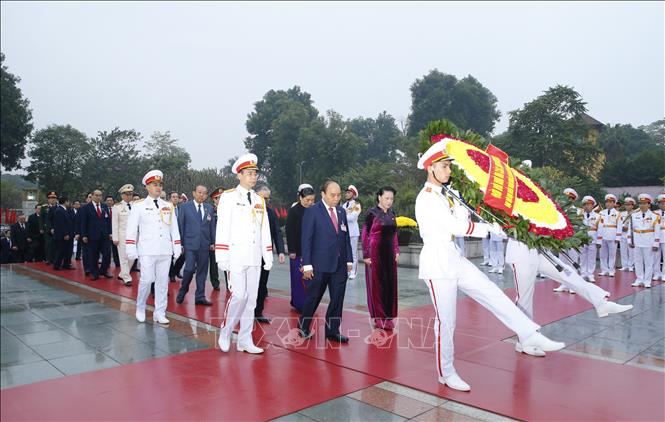 Trong ảnh: Các đồng chí lãnh đạo Đảng, Nhà nước cùng đại biểu dự Đại hội XIII của Đảng đặt vòng hoa và dâng hương tại Đài tưởng niệm các Anh hùng liệt sĩ trên đường Bắc Sơn, Hà Nội. Ảnh: TTXVN