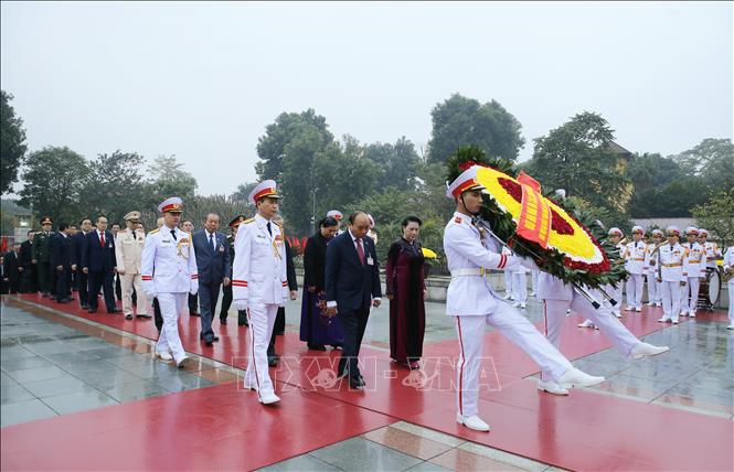 Trong ảnh: Các đồng chí lãnh đạo Đảng, Nhà nước cùng đại biểu dự Đại hội XIII của Đảng đặt vòng hoa và dâng hương tại Đài tưởng niệm các Anh hùng liệt sĩ trên đường Bắc Sơn, Hà Nội. Ảnh: TTXVN