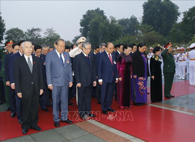 Trong ảnh: Các đồng chí lãnh đạo Đảng, Nhà nước cùng đại biểu dự Đại hội XIII của Đảng đặt vòng hoa và dâng hương tại Đài tưởng niệm các Anh hùng liệt sĩ trên đường Bắc Sơn, Hà Nội. Ảnh: TTXVN