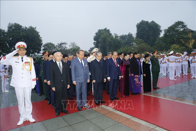 Trong ảnh: Các đồng chí lãnh đạo Đảng, Nhà nước cùng đại biểu dự Đại hội XIII của Đảng đặt vòng hoa và dâng hương tại Đài tưởng niệm các Anh hùng liệt sĩ trên đường Bắc Sơn, Hà Nội. Ảnh: TTXVN

