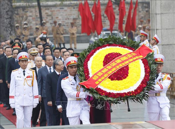 Trong ảnh: Các đồng chí lãnh đạo Đảng, Nhà nước cùng đại biểu dự Đại hội XIII của Đảng đặt vòng hoa và dâng hương tại Đài tưởng niệm các Anh hùng liệt sĩ trên đường Bắc Sơn, Hà Nội. Ảnh: TTXVN