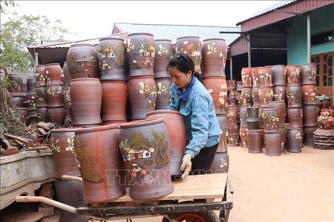 Bắc Ninh: Làng gốm Phù Lãng rộn ràng vào vụ Tết - Ảnh thời sự trong nước - Kinh tế - Thông tấn xã Việt Nam (TTXVN)