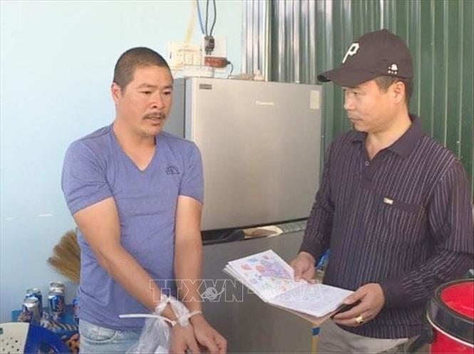 Trong ảnh: Lực lượng công an làm việc với đối tượng Trần Văn Cường (trái), chủ trường gà. Ảnh: TTXVN phát